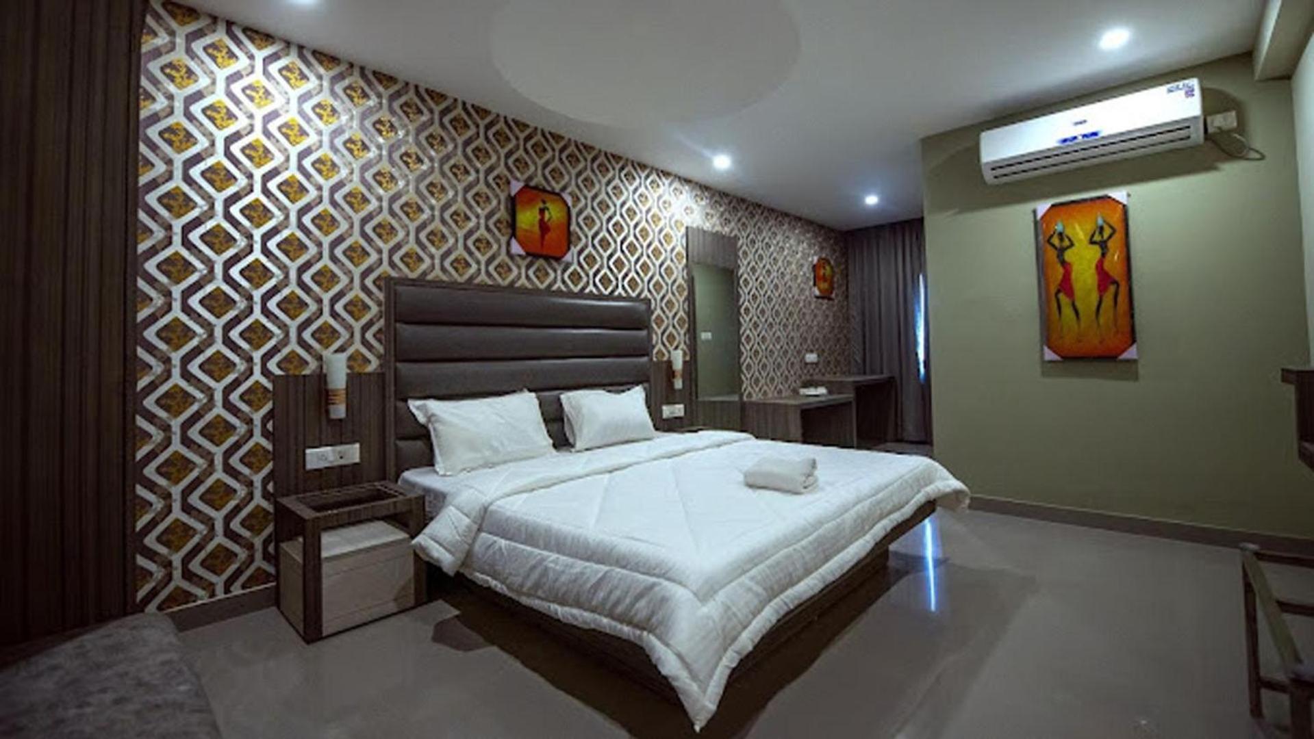 Hotel Royal Retreat Sambalpur Exteriör bild